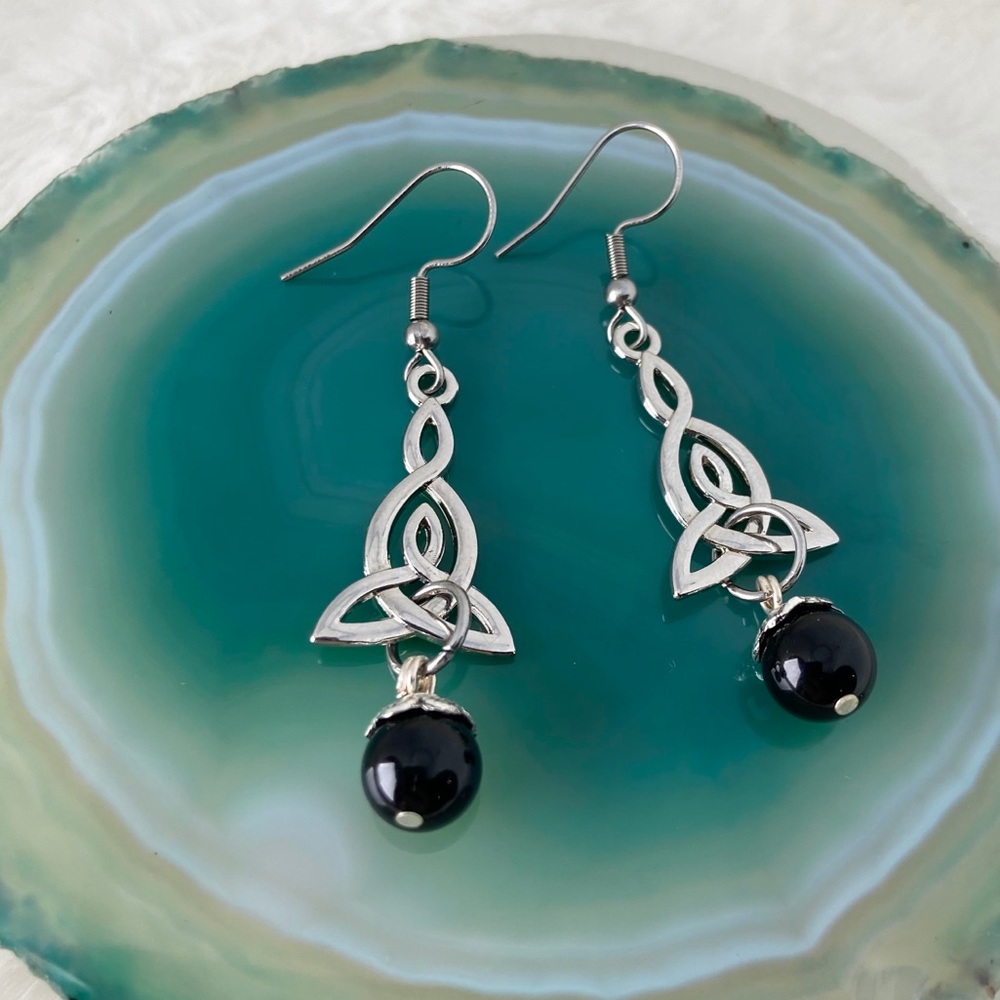 Celtic knot & onyx gemstones irish dangly earrings